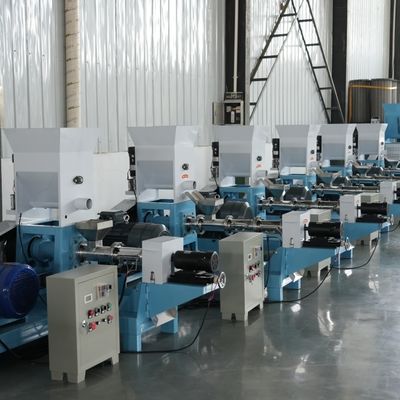 A máquina da pelota da alimentação dos peixes da grande escala mói o poder 0.4kw de alimentação de 3 a de 12mm