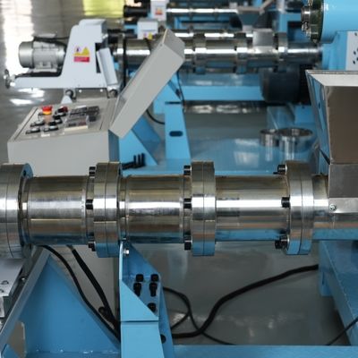 Máquina de flutuação da extrusora da alimentação dos peixes da alimentação alta do animal de estimação da produtividade 300 quilogramas